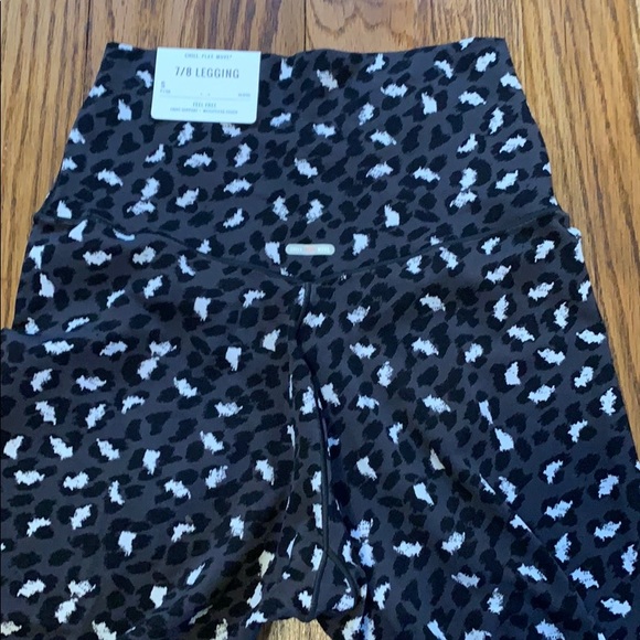 Aerie Leopard 7/8 Leggings - Picture 6 of 8